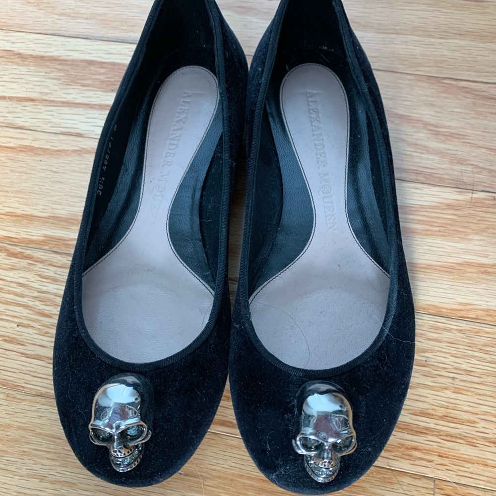 Skull ornamented velvet flats